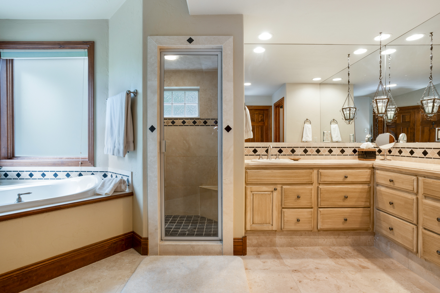 Primary Suite & Bath — photograph 4